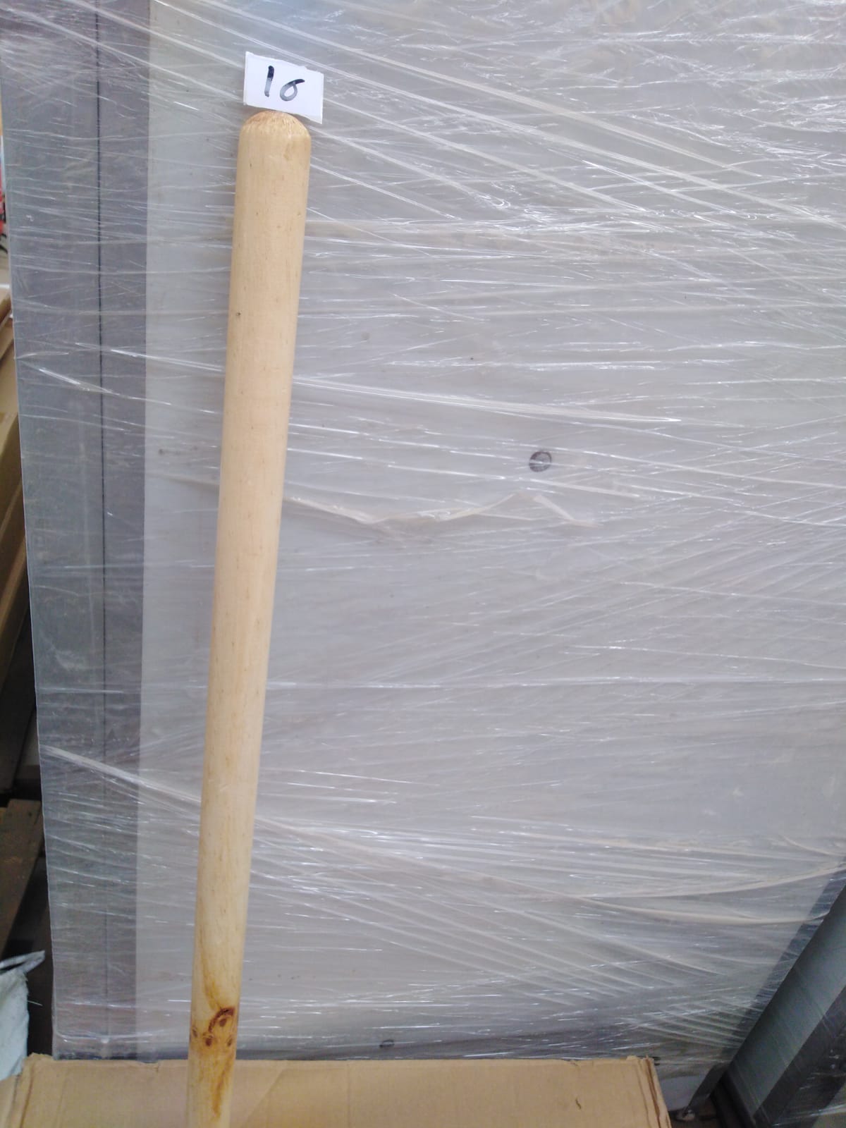 صورة WOODEN HANDLE FOR GARDEN HOE (16) GAMALI/يد خشبيه للفاس