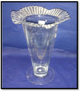 صورة فازة  زجاجيه فوهه زعنفه السمك