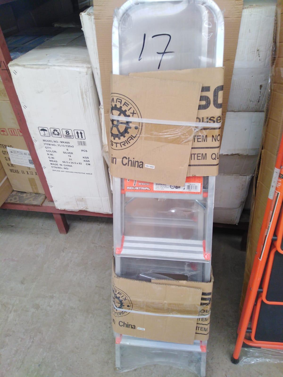 صورة LADDER ALLUMINUM 4 STEP HEAVY DUTY (17) GAMALI /سلم الاحمال الثقيله 4 درجات