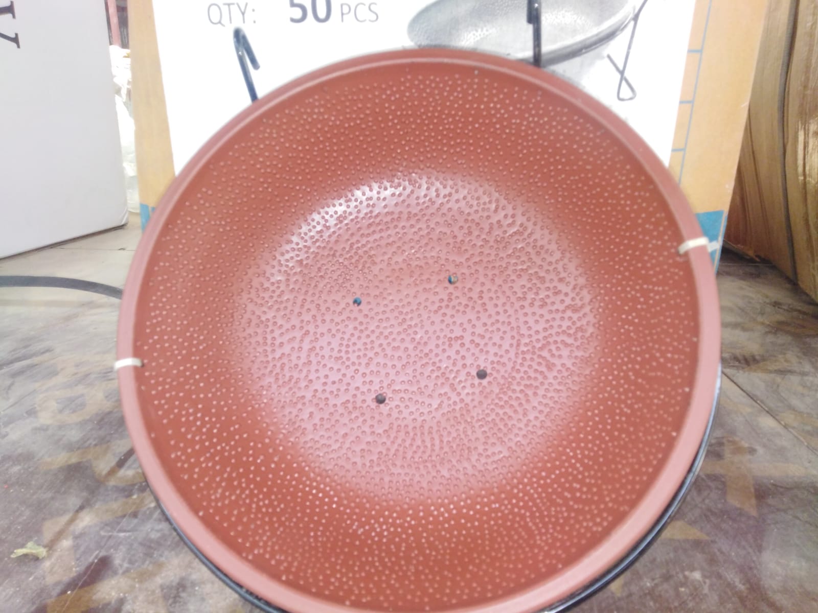 صورة عش معلق الطين البني