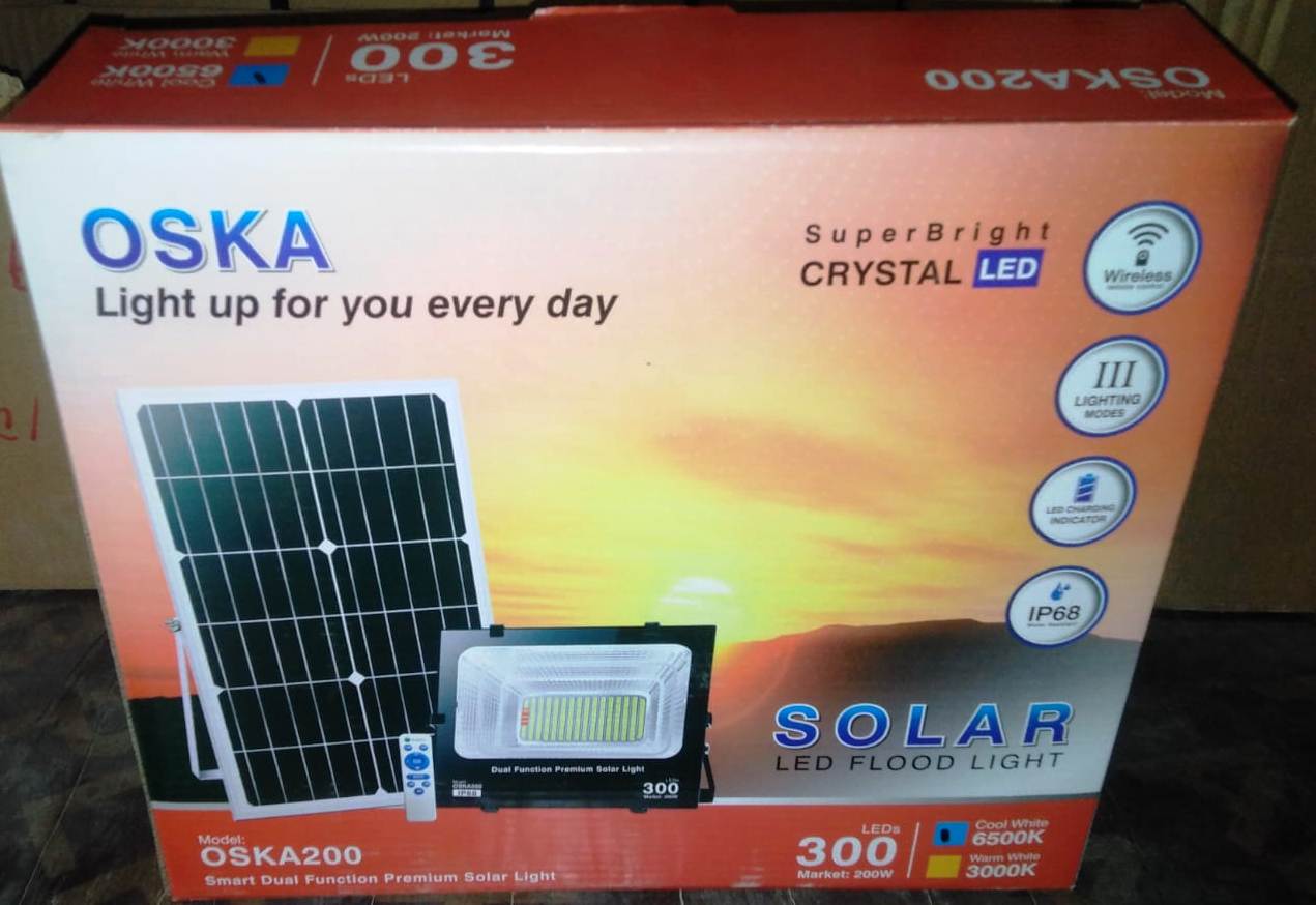 صورة كشاف اضاهءه 300 وات بالطاقه الشمسيه