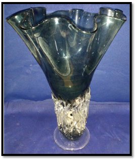 صورة فازة  زجاجيه مزخرفه الظلام