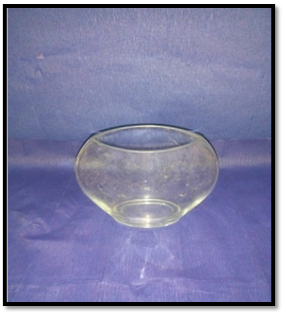 صورة فازة  زجاجيه صغيرة على شكل معين 